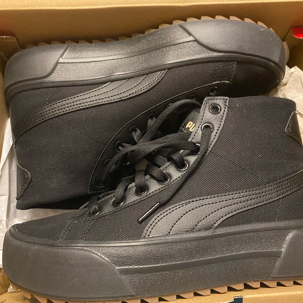 Women Puma shoes, size 9, slightly used, still in box